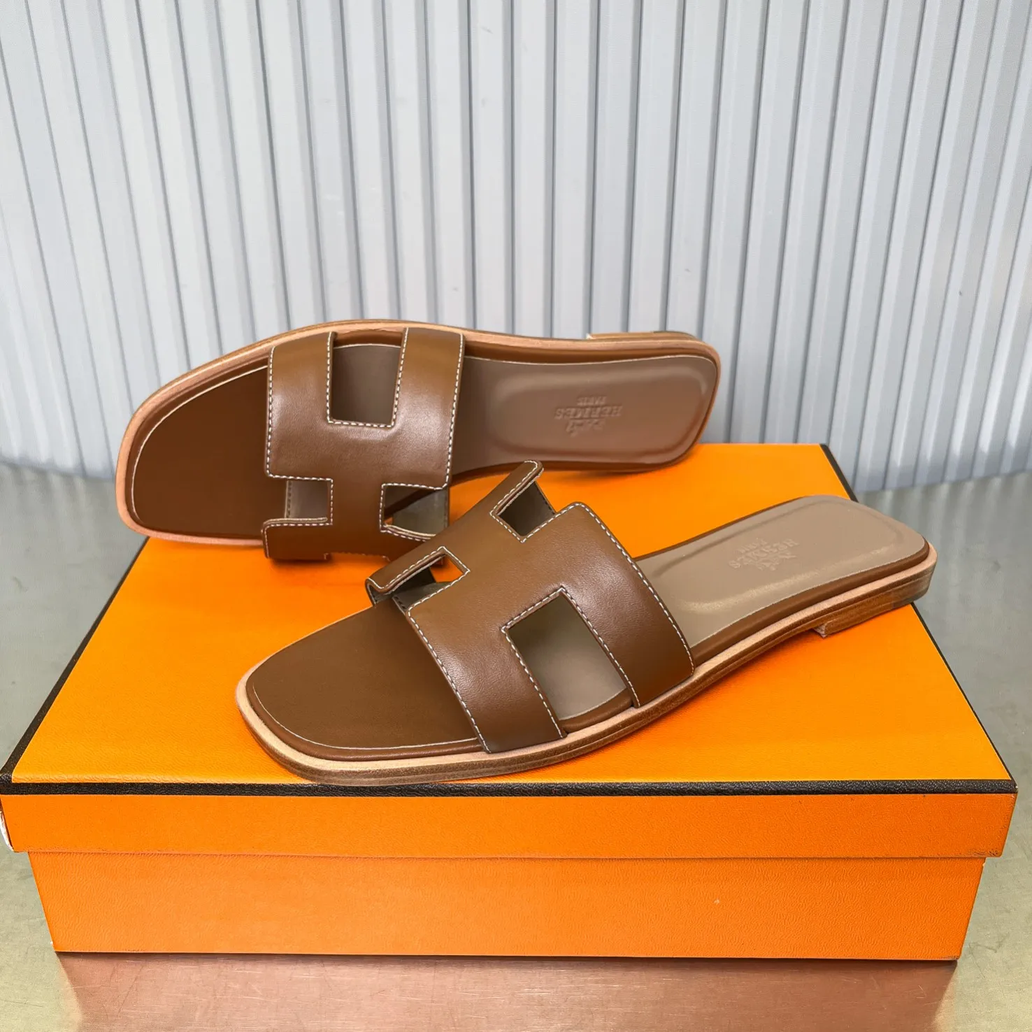 👟👟Ex-factory price 480👟👟 New style in early spring, splicing technology, new revision (Hermès), upgraded packaging, upgraded version and workmanship materials. Hermes®🔴The highest version of handmade shoes on the market ✨✨ Top product Hermès slippers🐎 —————————— The new model in early spring is the same as the original version, handmade by masters! ❥High-end customization, exclusive products, the highest version in the industry⚠❥Using: Hermers upper: Italian imported cowhide + original custom-grade Australian sheepskin feet + genuine leather outsole (pursuing top walking comfort) ✨~~〰〰〰〰❥ Packaging: ✔🚦Pay attention to the packaging➰Top-level exclusive box 〰The original top quality is on sale━━━━Hermes━━━━━ size: 35-40 (34.41.42 custom-made, non-refundable)